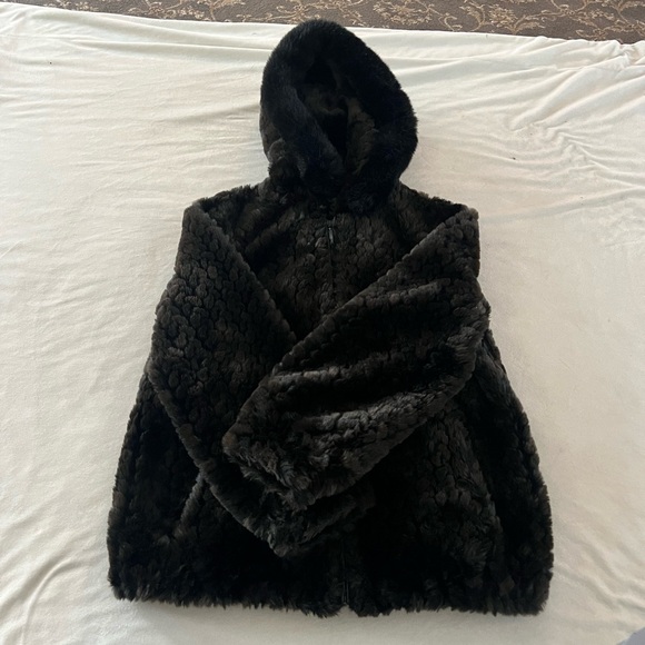 Medium Gallery Women’s Faux fur Jacket EUC - Picture 5 of 13